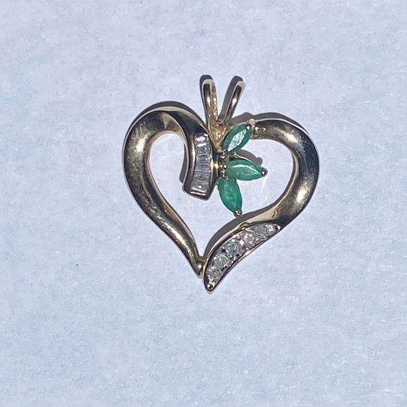 10KT diamond 💎 and emerald heart - Picture 9 of 17